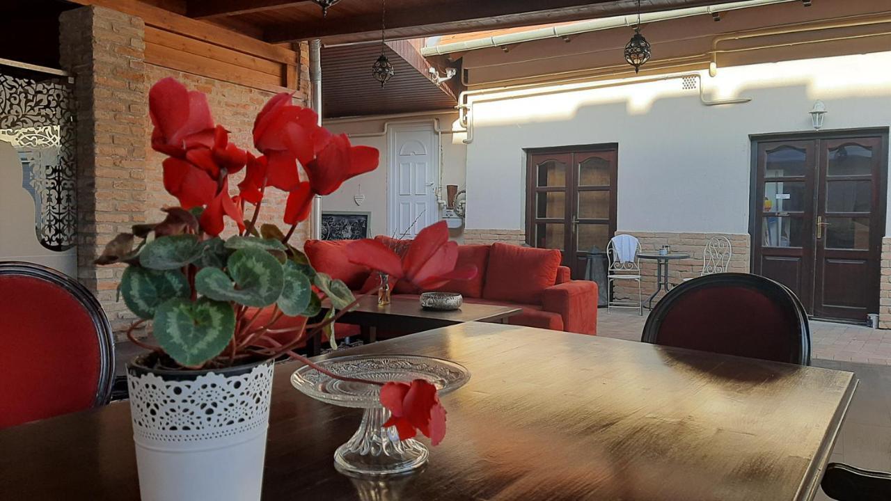 Guest House Romantika Panzio Gyula Buitenkant foto
