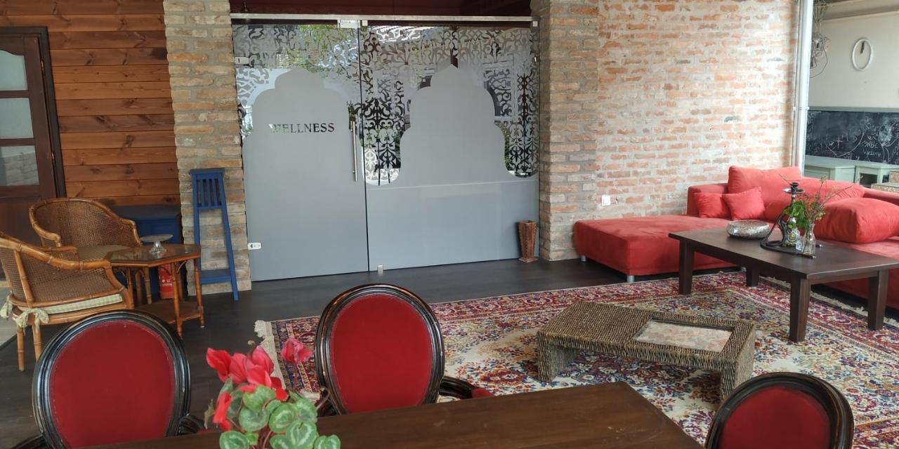 Guest House Romantika Panzio Gyula Buitenkant foto