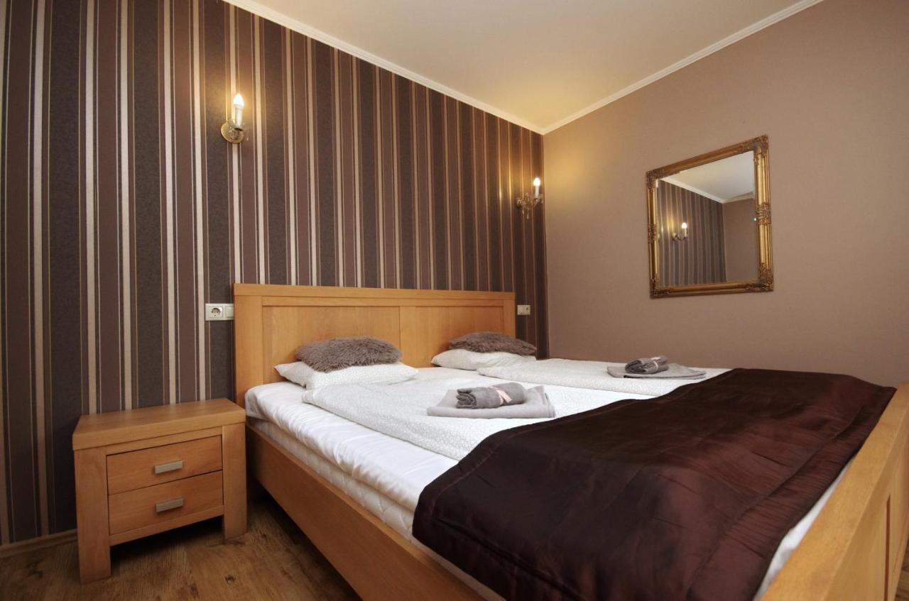 Guest House Romantika Panzio Gyula Buitenkant foto