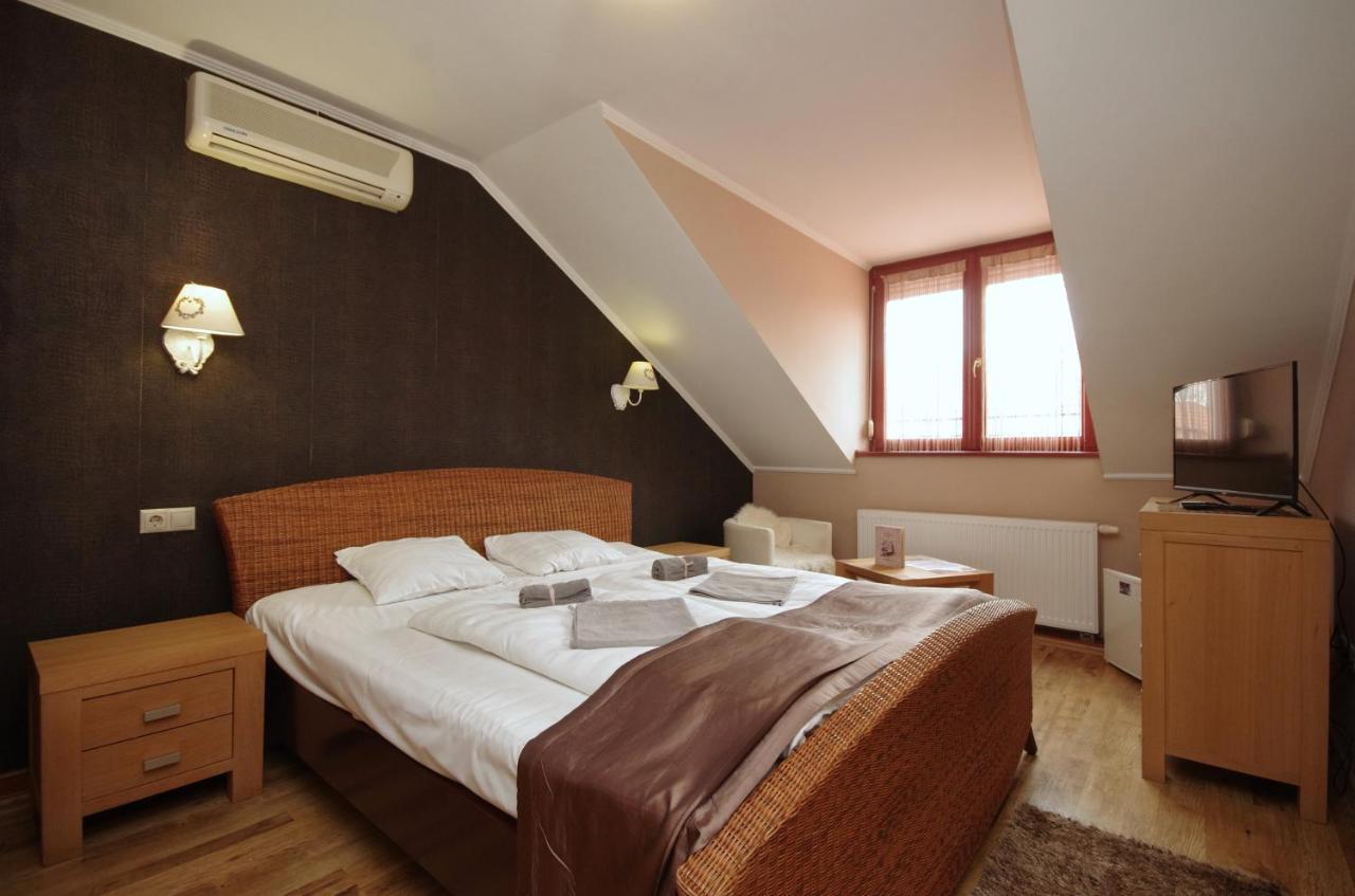 Guest House Romantika Panzio Gyula Buitenkant foto