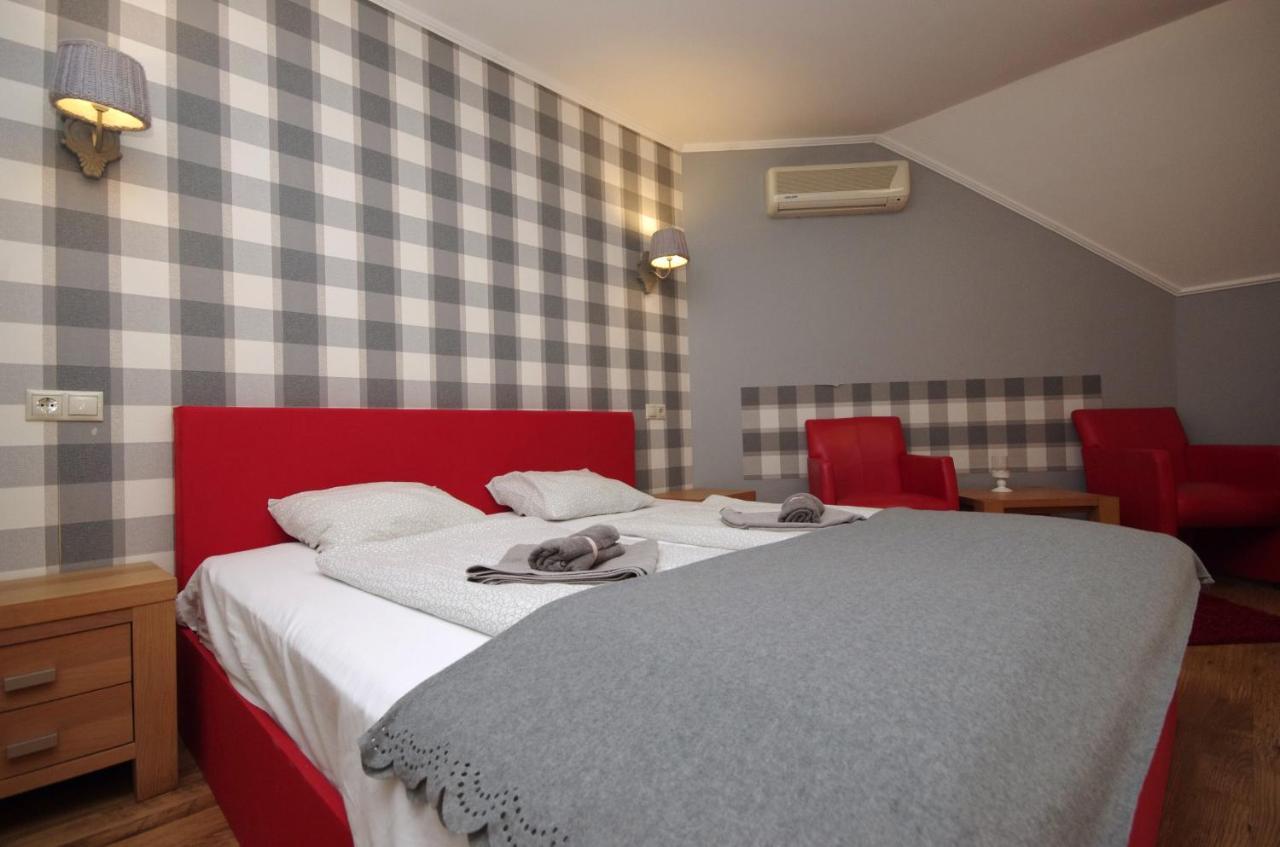 Guest House Romantika Panzio Gyula Buitenkant foto