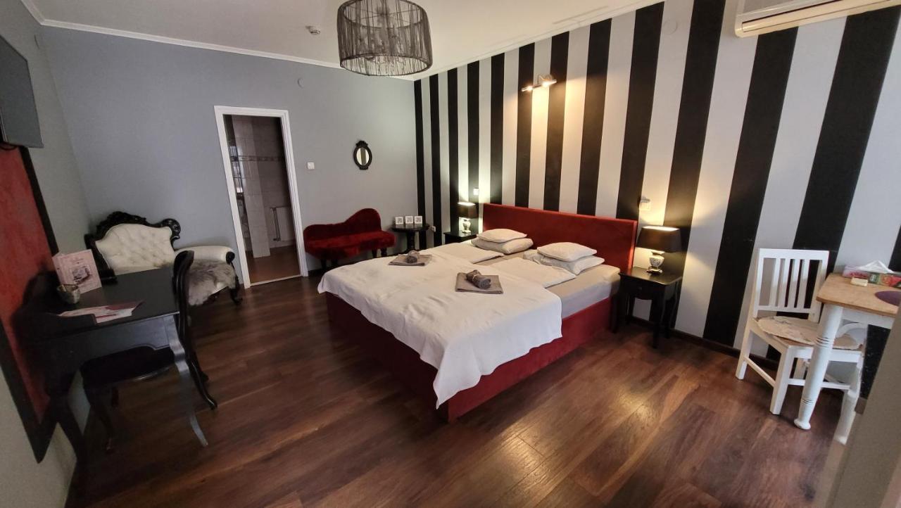 Guest House Romantika Panzio Gyula Buitenkant foto