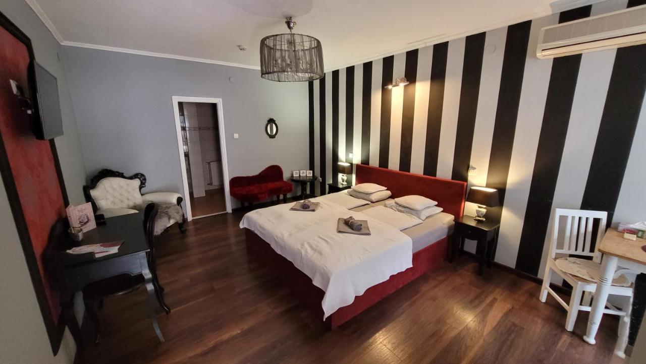 Guest House Romantika Panzio Gyula Buitenkant foto