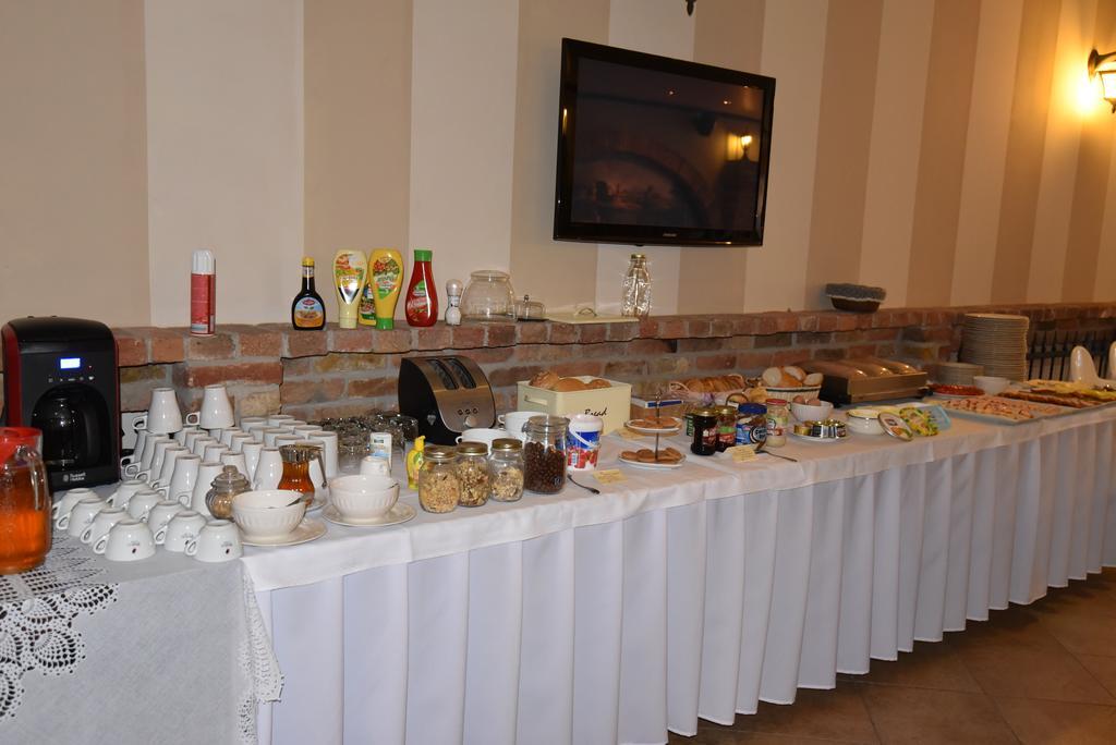 Guest House Romantika Panzio Gyula Buitenkant foto