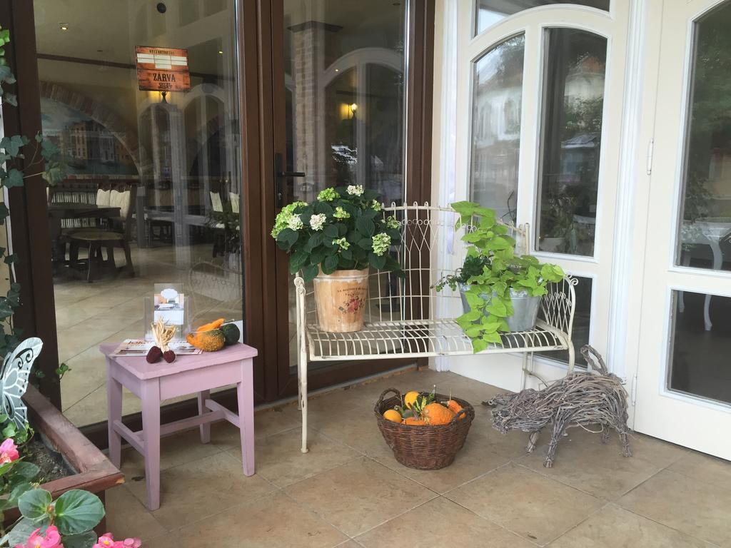 Guest House Romantika Panzio Gyula Buitenkant foto
