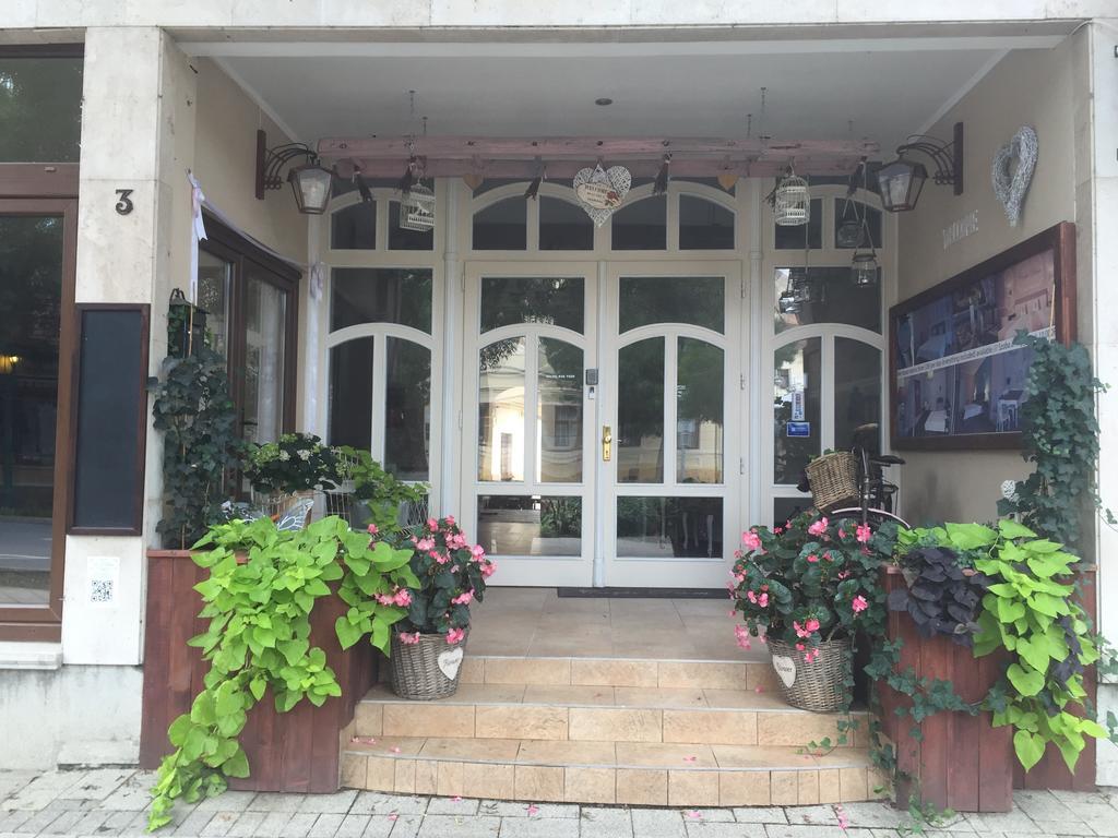 Guest House Romantika Panzio Gyula Buitenkant foto