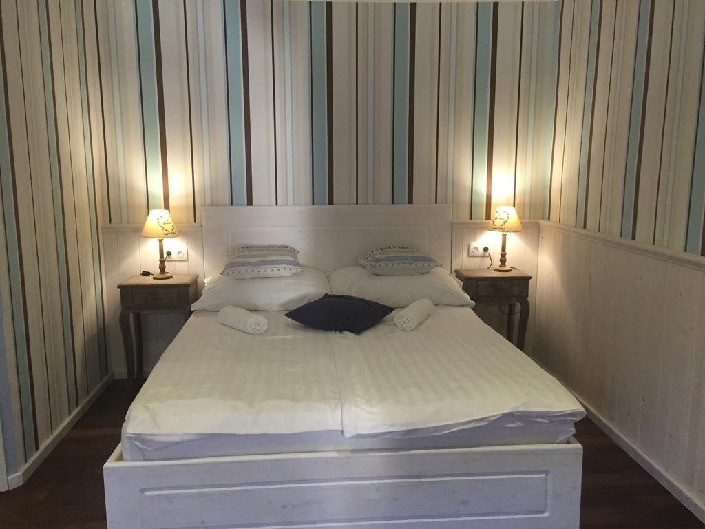 Guest House Romantika Panzio Gyula Buitenkant foto