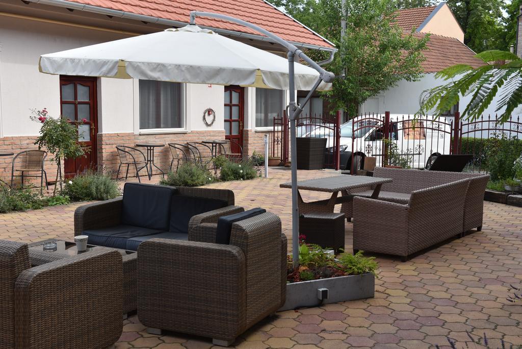 Guest House Romantika Panzio Gyula Buitenkant foto