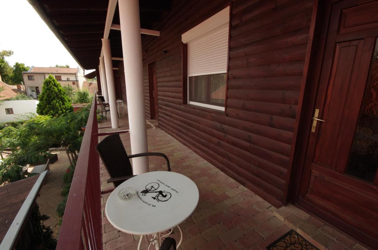 Guest House Romantika Panzio Gyula Buitenkant foto
