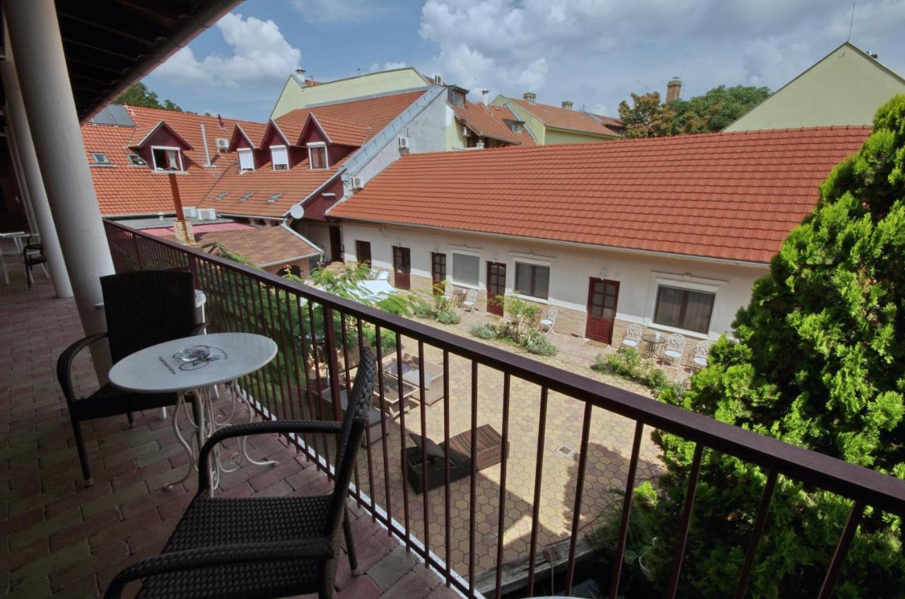 Guest House Romantika Panzio Gyula Buitenkant foto