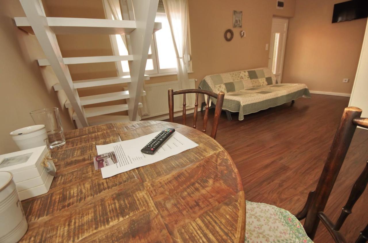 Guest House Romantika Panzio Gyula Buitenkant foto